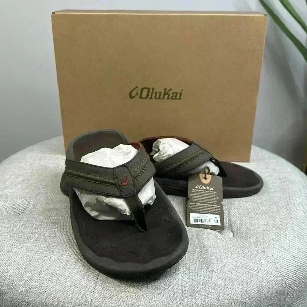 OluKai Hokua Men’s Size 13 Black Gray Red Flip Flop Sandals Water Resistant
